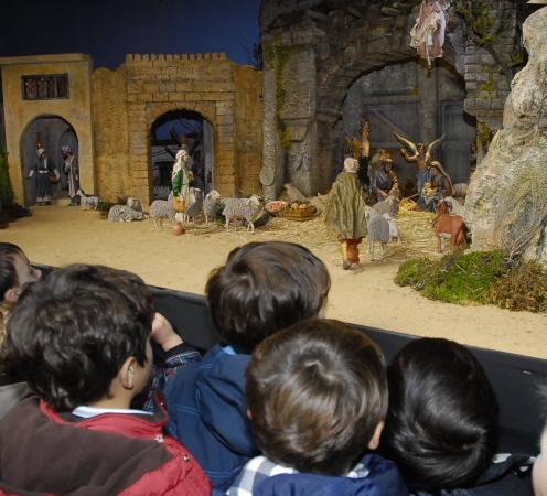 &copy;Ayto.Granada: EL NACIMIENTO MUNICIPAL RECUPERA LA TRADICI�N BELEN�STICA GRANADINA CON 250 FIGURAS DE GRAN BELLEZA Y ELEMENTOS NOVEDOSOS COMO UNA CARAVANA Y UN MAJESTUOSO R�O